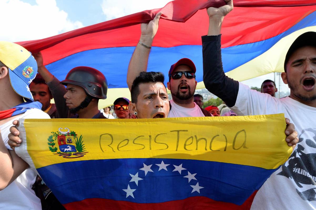 También le gritaron ¡No! al dos veces candidato a la Presidencia Henrique Capriles, principal promotor del referendo revocatorio, al comentar que se debe pedir el restablecimiento del camino al revocatorio, a lo que repitieron “hoy es el día”. FOTO AFP