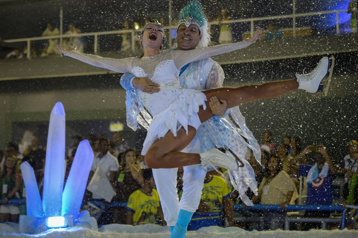 En la votación se evalúa la canción, la percusión de las escuelas, el tema de cada desfile. FOTO AFP