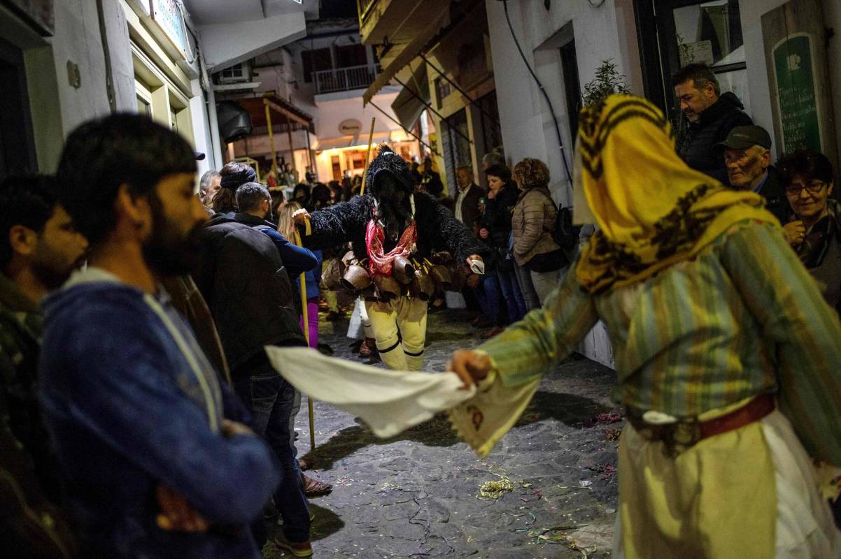 Los hombres vestidos con trajes de “Anciano” participan en el Carnaval de Skyrian, en la isla de Skyros, al noreste de Atenas. Foto: Angelos Tzortzinis / AFP