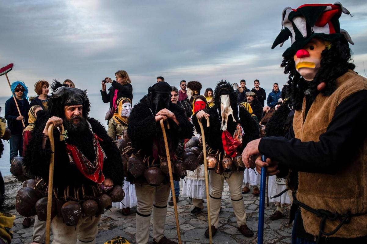 Los hombres vestidos con trajes de “Anciano” participan en el Carnaval de Skyrian, en la isla de Skyros, al noreste de Atenas. Foto: Angelos Tzortzinis / AFP