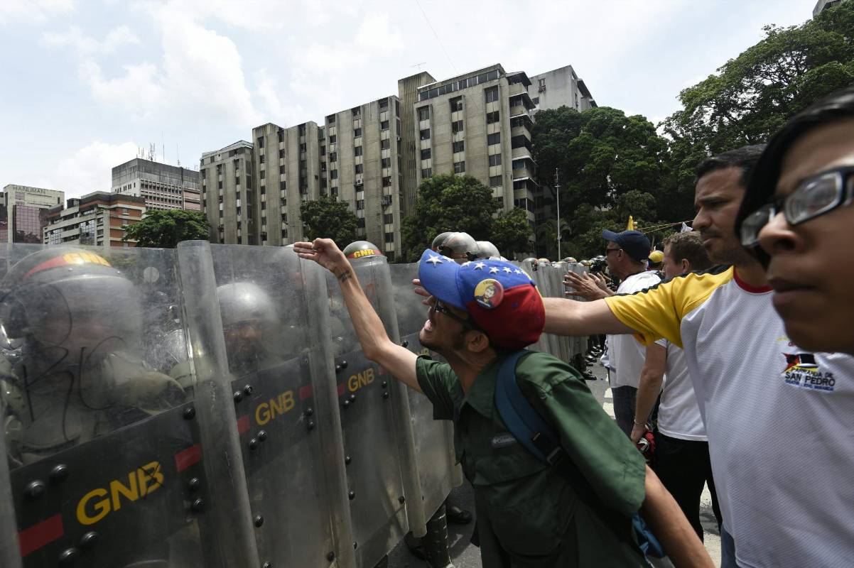 Transparencia Internacional teme que el Gobierno venezolano utilice el decreto de estado de excepción y emergencia económica para oprimir a los sectores de la sociedad civil que cuestionan al Ejecutivo. FOTO AFP 