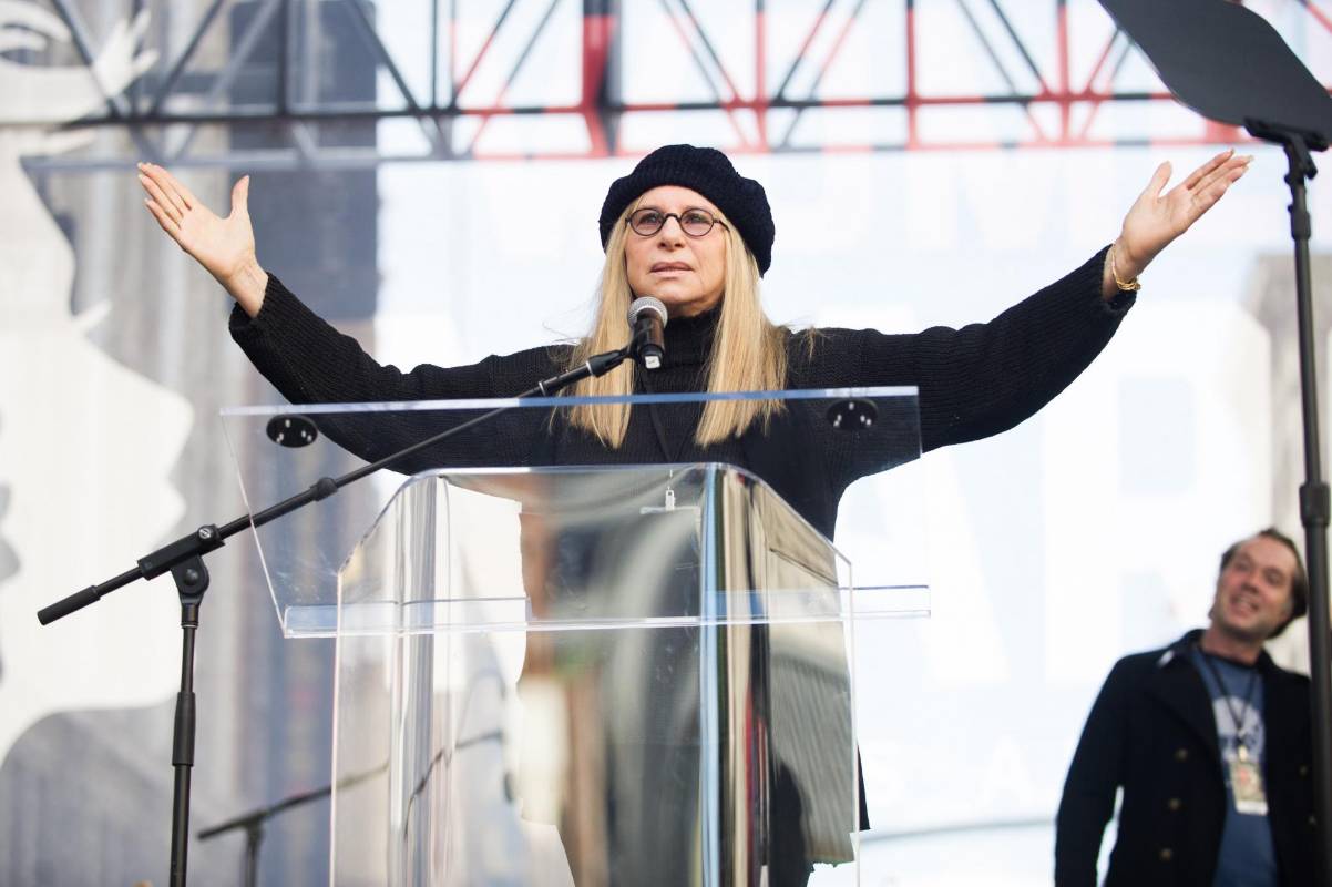 En total, alrededor de 100 marchas se realizaron el fin de semana en relación con el cambio de poder en Washington. En la foto Barbra Streisand. FOTO AFP