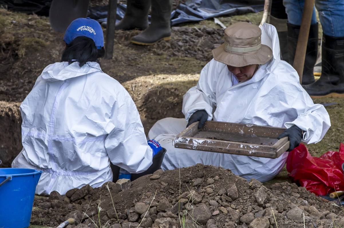 En está exhumación se encontraron, cráneos con heridas de arma de fuego con presencia de ojivas, cuerpos con prendas militares, varias mujeres y dos niños. Foto Juan Antonio Sánchez Ocampo
