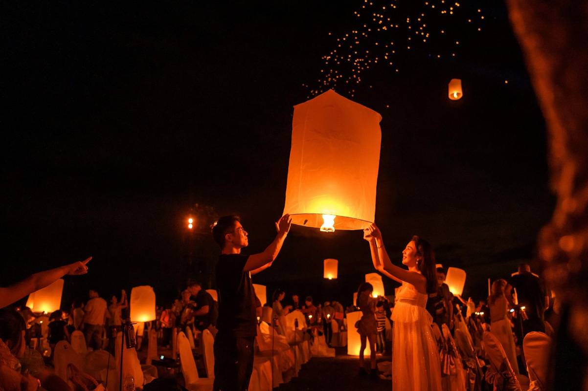 Miles de personas se reúnen cada noviembre para hacer ofrendas florales y de globos de luz bajo la tradición del budismo que se vive en Tailandia, la mayoría de los participantes empezaron siendo agricultores, pero ahora llegan muchos turistas y residentes del país por el colorido de la celebración. Foto: Mladen Antonov, Agencia AFP