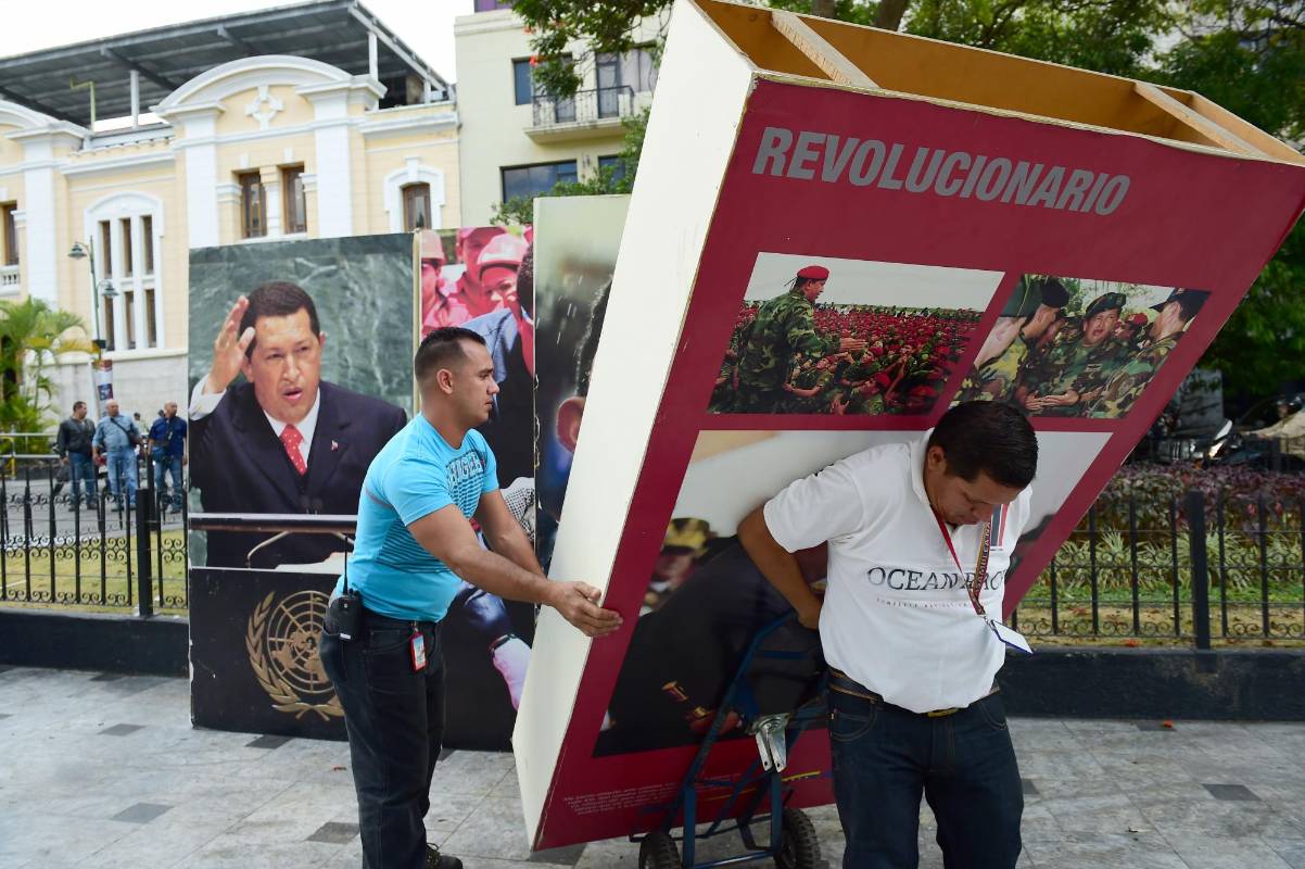 A semejanza de otras sedes públicas, en cualquier espacio en la sede de la Asamblea Nacional, la imagen de Chávez estaba presente. FOTO AFP. 