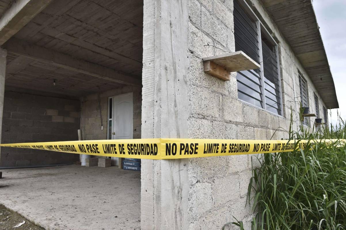La casa del túnel es una construcción con una parte que asemeja una vivienda de un solo piso y ventanas, mientras que la otra parte es de mayor altura -como si fuera un almacén o bodega. FOTO AFP.
