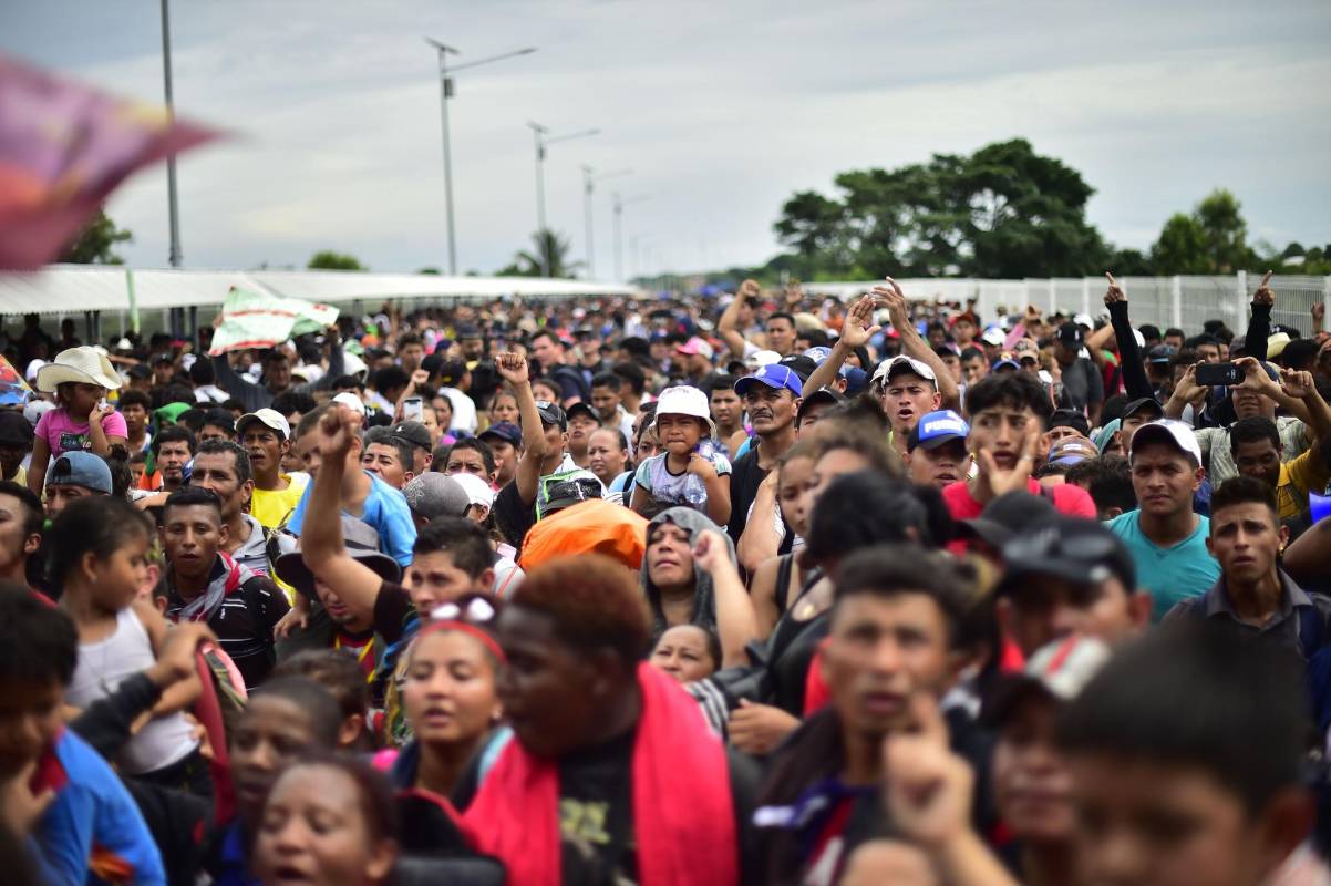Miles de migrantes hondureños, que salieron en caravana de su país con destino a Estados Unidos, viven una tensa espera en el puente fronterizo entre México y Guatemala. EFE
