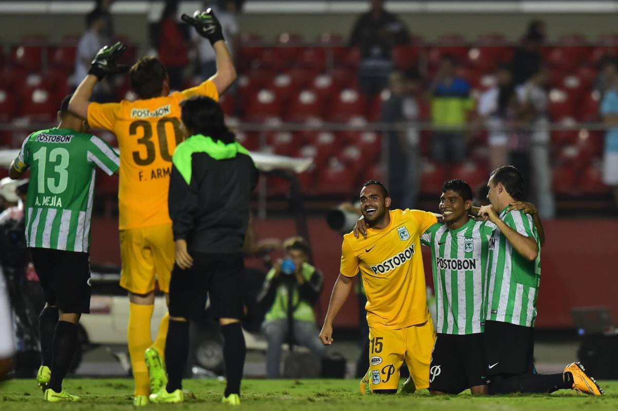 Ya en los penaltis Daniel Bocanegra abrió la cuenta, luego desperdició Sao Paulo y posteriormente Armani atajó para dejar la serie en manos de Luis Carlos Ruiz. FOTO AFP