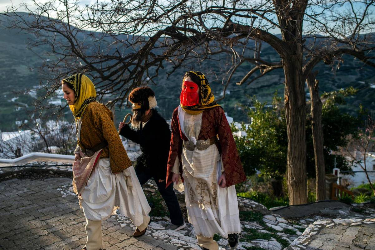 Las mujeres vestidas con trajes de ‘’ Corela ‘’ participan en el Carnaval de Skyrian, en la isla de Skyros, al noreste de Atenas. Foto: Angelos Tzortzinis / AFP