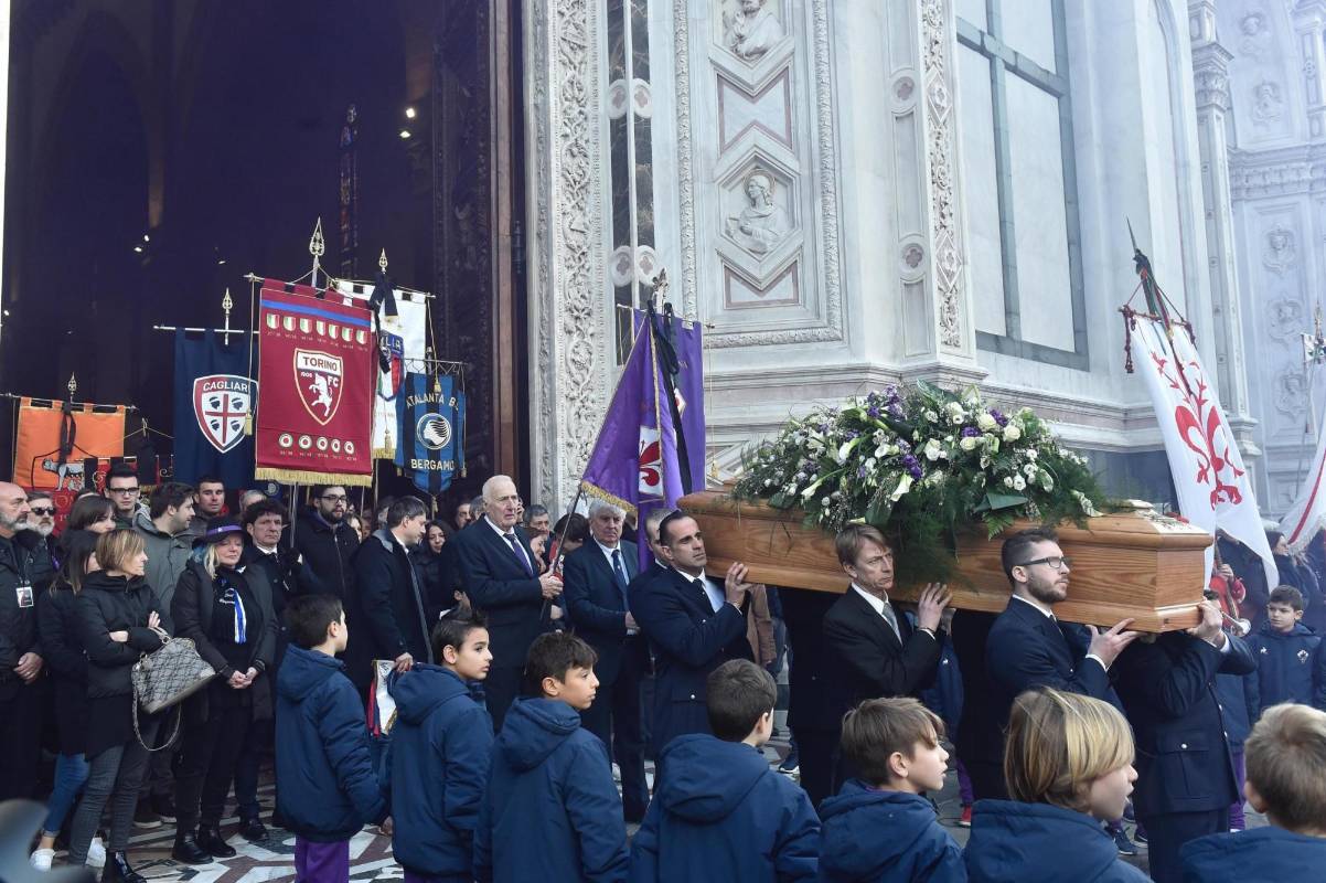 Miles de personas se apostaron a las afueras de la iglesia Santa Cruz para despedir el ídolo de la Fiorentina y la Selección Italiana. FOTO EFE