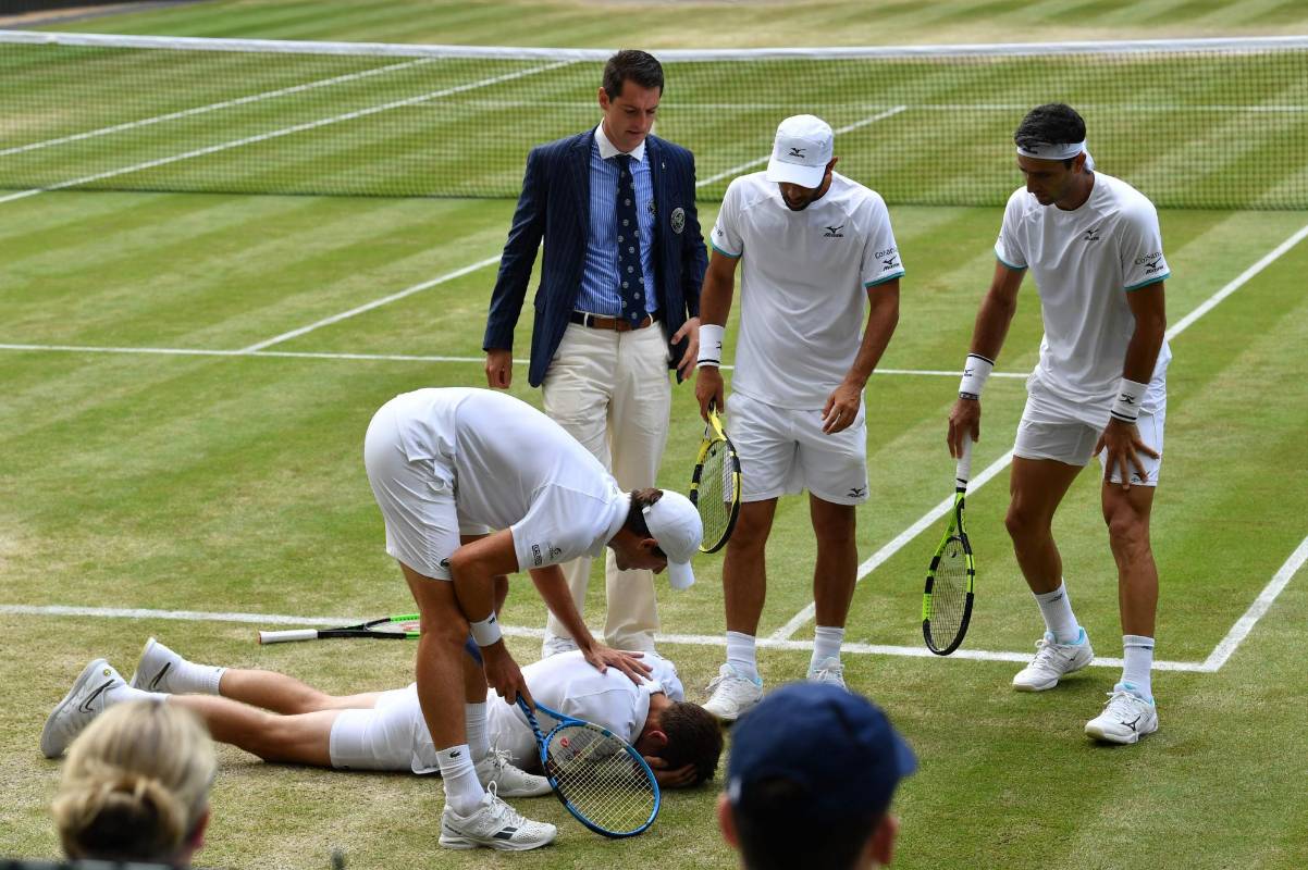El juego fue interrumpido y el deportista tuvo que ser atendido por el cuerpo médico del evento. FOTO AFP