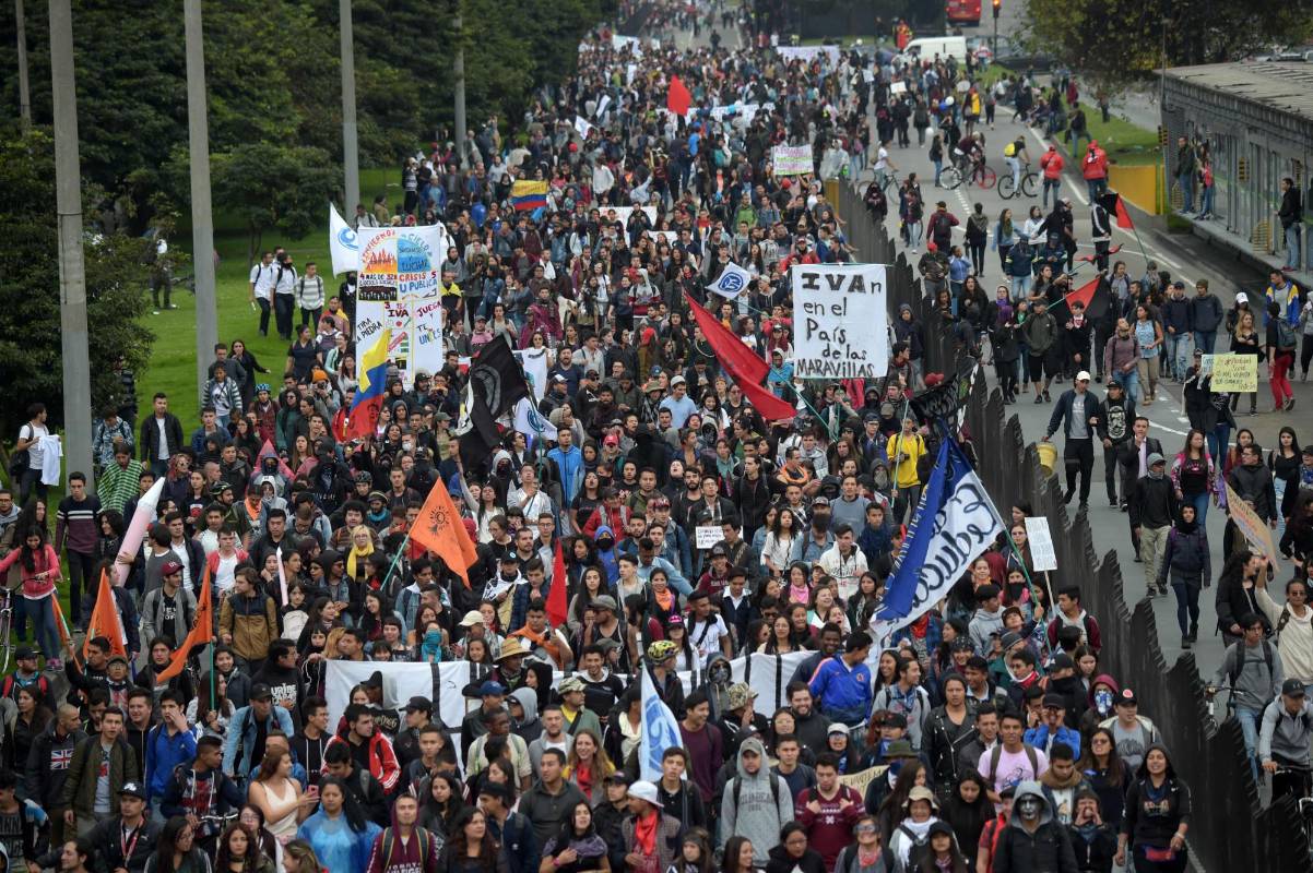 cerca de 7.000 profesores de colegios públicos también salieron a protestar desde las 10:00 a.m del Parque Nacional hasta la Plaza de Bolívar. Foto:: AFP