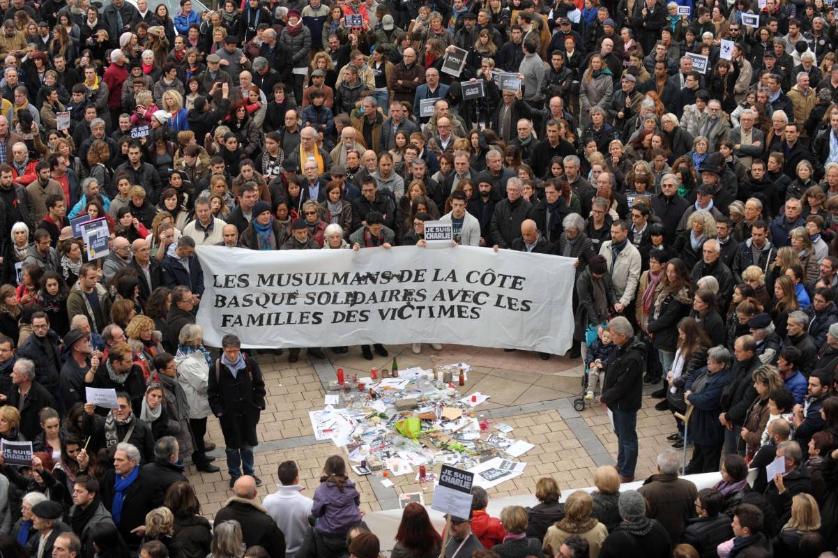 20.000 personas contra el terrorismo en la ciudad francesa de Bayona, en homenaje a las 17 víctimas que deja la matanza islamista de tres días. El ministro Bernard Cazeneuve dijo que “700.000 de nuestros ciudadanos ya han desfilado en toda Francia”. FOTO AFP