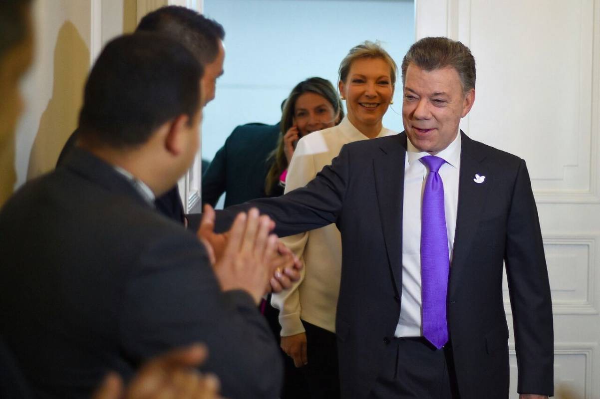 Los periodistas presentes lo felicitaron y él agradeció el trabajo informativo de los medios. FOTO CORTESÍA