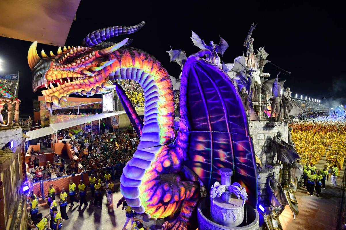 Según las normas del carnaval carioca, las escuelas están autorizadas a usar entre cinco y ocho carrozas que pueden tener 13 metros de altura como máximo y 60 metros de largo. FOTO AFP