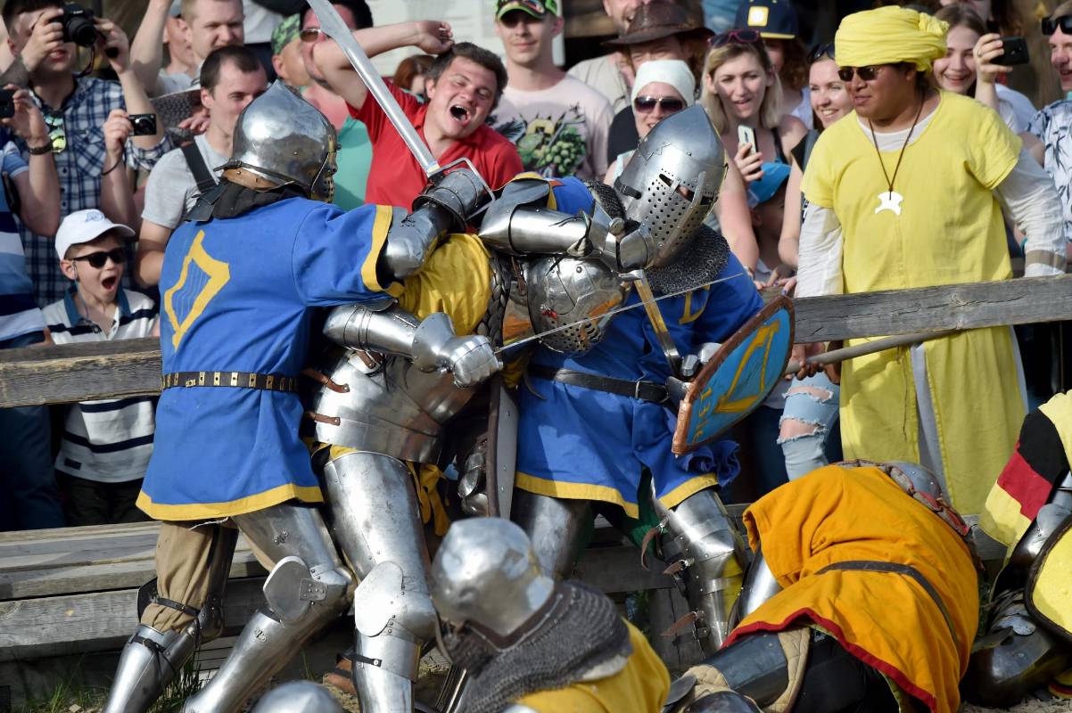 Los luchadores mostraron sus destrezas con armas medievales Foto: AFP