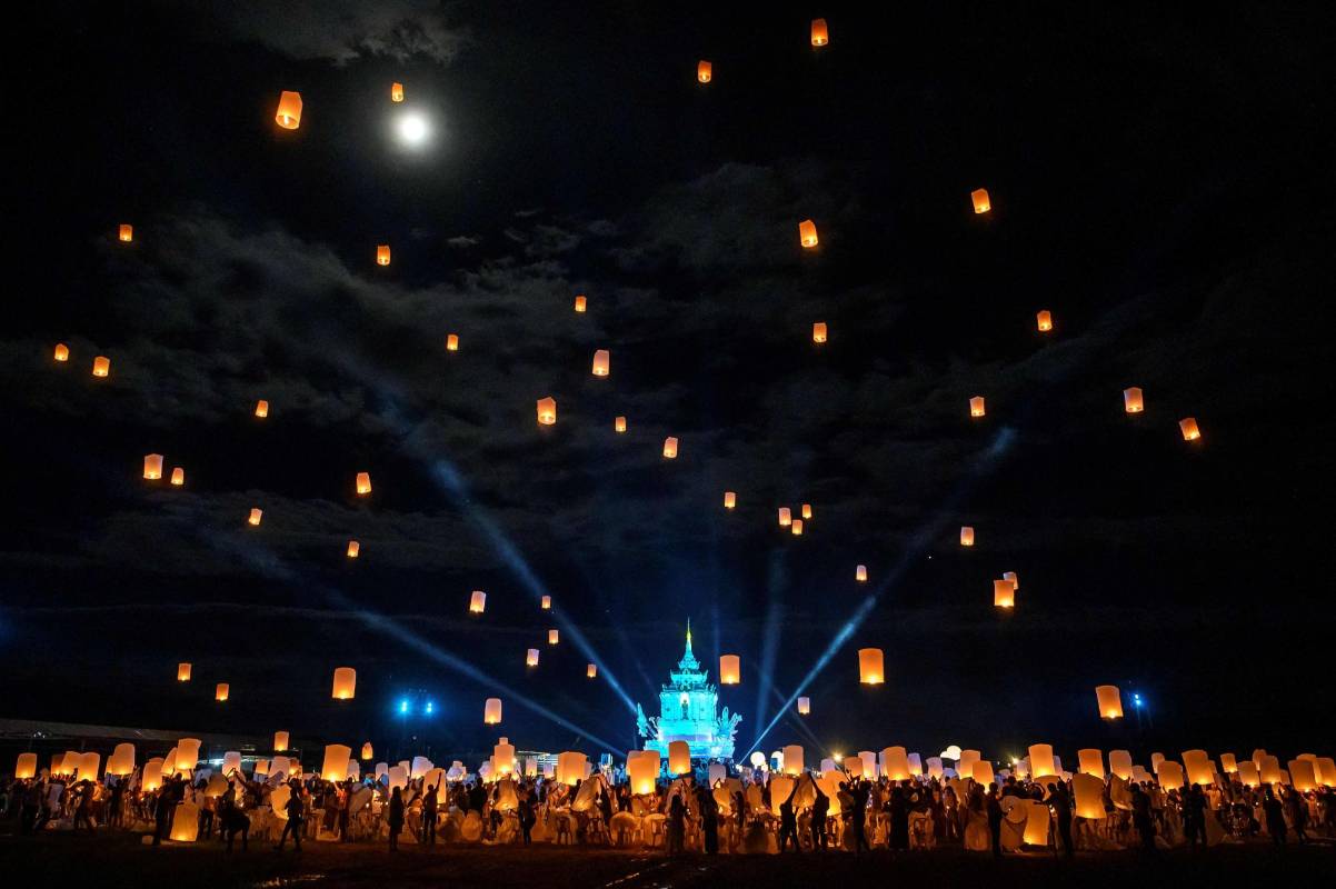 Miles de personas se reúnen cada noviembre para hacer ofrendas florales y de globos de luz bajo la tradición del budismo que se vive en Tailandia, la mayoría de los participantes empezaron siendo agricultores, pero ahora llegan muchos turistas y residentes del país por el colorido de la celebración. Foto: Mladen Antonov, Agencia AFP