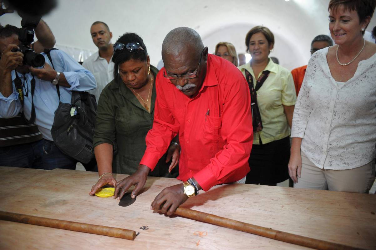 “Estuve trabajando diez días, unas doce horas al día. Al final el tabaco llegó a un poquito más de 90 metros pero lo picamos ahí para festejar el 90 cumpleaños de nuestro querido Comandante”, dijo Cueto a la prensa después de haber liado las últimas hojas de tabaco. FOTO AFP