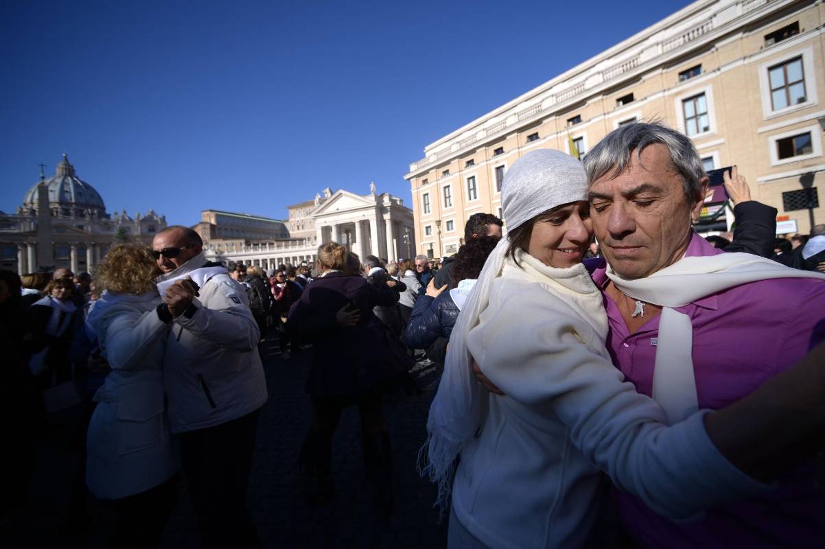 Al terminar la audiencia, comenzaron a sonar las primeras notas de bandoneón y con ellas comenzaron a moverse en honor al papa Francisco centenares de personas, algunas venidas de distintas escuelas de baile italianas y muchas de ellas turistas argentinos, quienes coincidieron en su visita a la capital italiana con el cumpleaños de Jorge Bergoglio. FOTO AFP