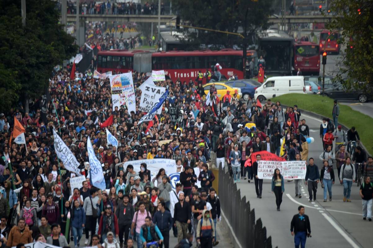 “Estamos marchando para limpiar nuestra imagen, pese a que nosotros no somos vándalos, pero así nos han tildado”, detalló el estudiante de Ciencia Política de la Nacional y líder estudiantil, Alejandro Palacios. Foto: AFP