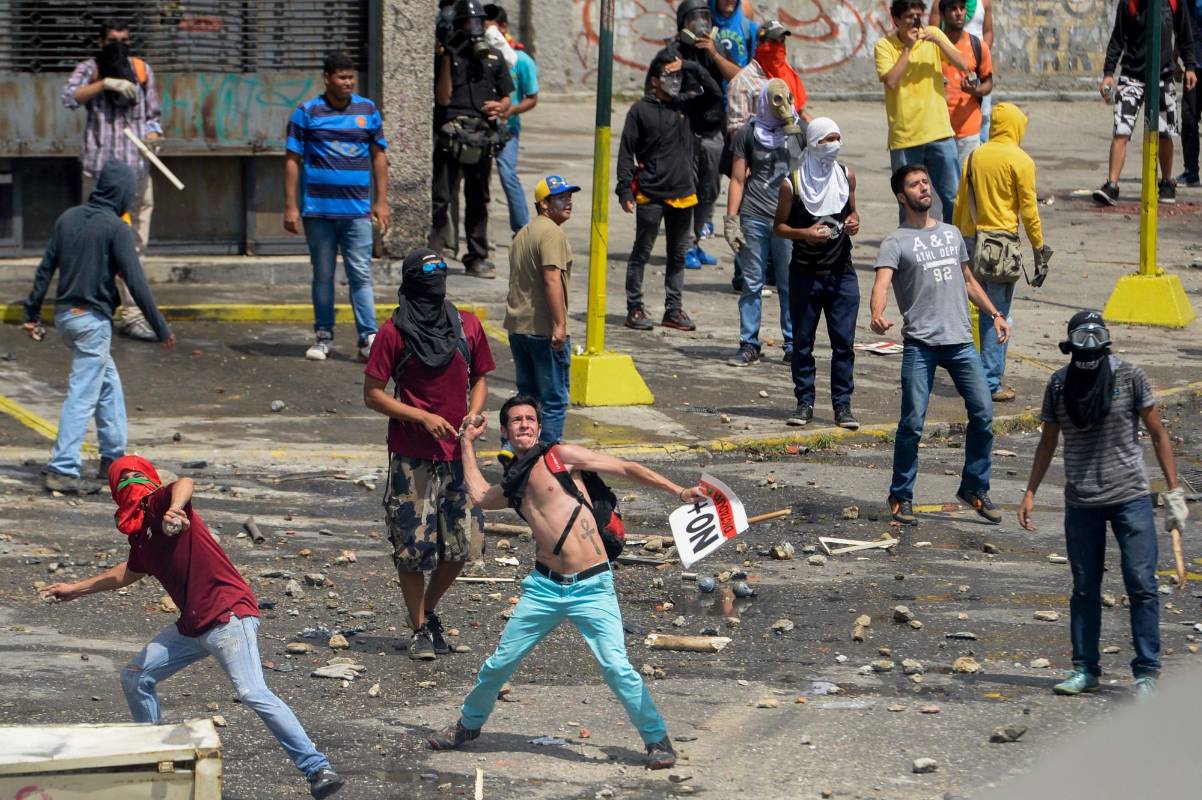 El Parlamento venezolano, por su parte, señaló en su cuenta de Twitter que la Guardia Nacional Bolivariana (GNB) y la PNB “reprimen” a los diputados opositores y a la “sociedad civil”. FOTO AFP