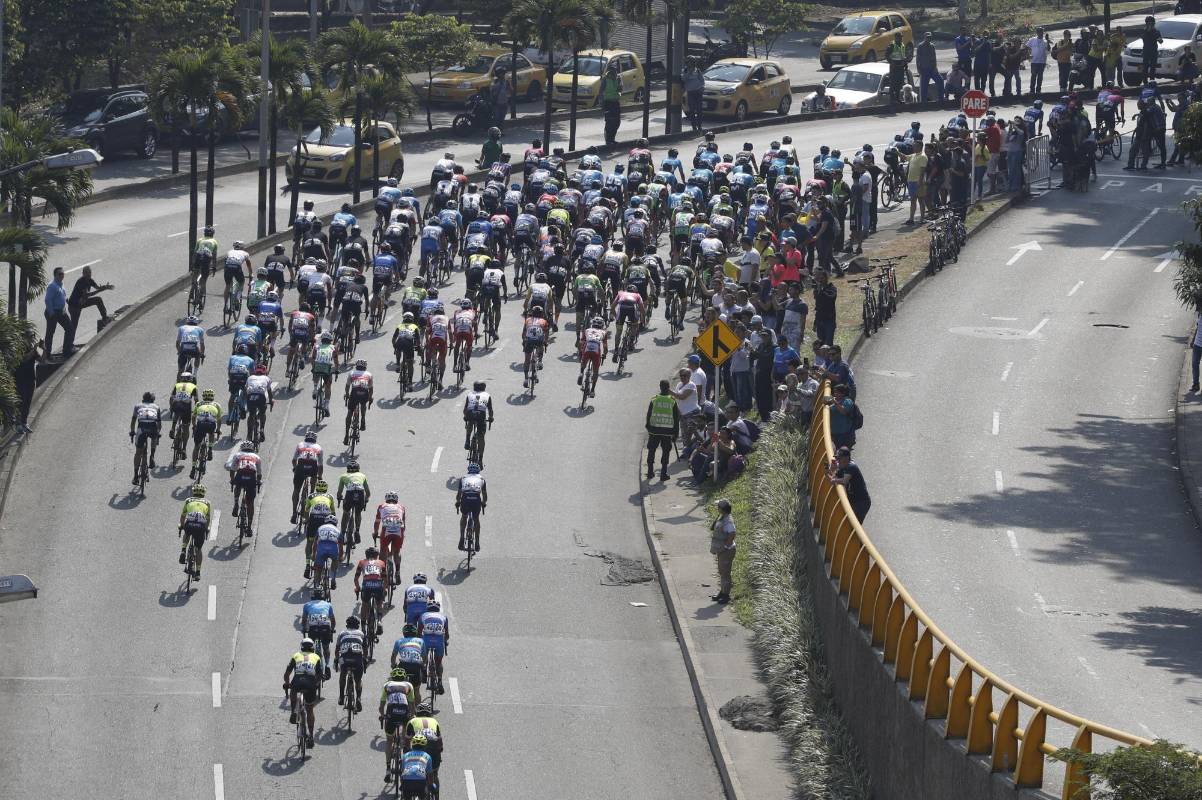 Hermosas postales dejó el desarrollo de la cuarta etapa del Tour Colombia 2.1 que se desarrolló en Medellín, un circuito de 139 kilómetros, que tuvo una masiva presencia de aficionados en cada uno de los puntos por donde transcurrió la fracción. FOTOS JUAN ANTONIO SÁNCHEZ Y MANUEL SALDARRIAGA