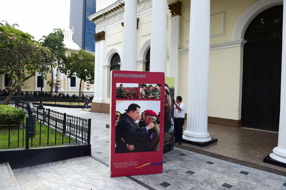 Todo se debe a una sofisticada campaña gubernamental que le rinde culto valiéndose de carteles, pinturas en calles y avenidas, camisetas y la difusión de su voz dando instrucciones. FOTO AFP. 