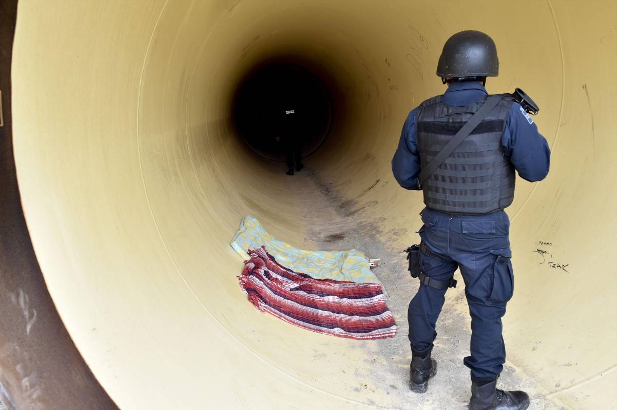 Todos los caminos que llegan a la casa desde la que supuestamente se ideó la fuga son de terracería. Por ellos tuvieron que trasladar todos los elementos necesarios para elaborar una obra de ingeniería. FOTO AFP. 