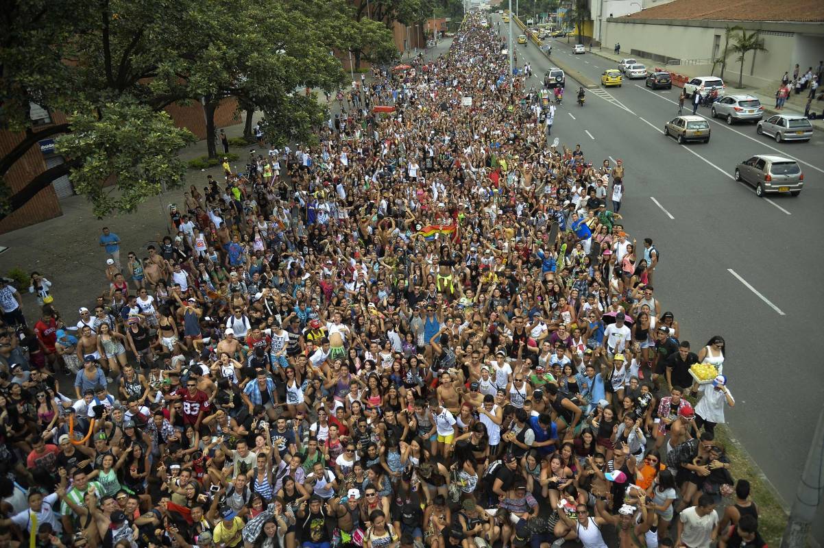 Más de dos mil personas hicieron parte de la tradicional ‘marcha sin pantalones’ realizada en Medellín. La manifestación tenía como fin defender la libertad de expresión a nivel mundial. FOTO AFP.