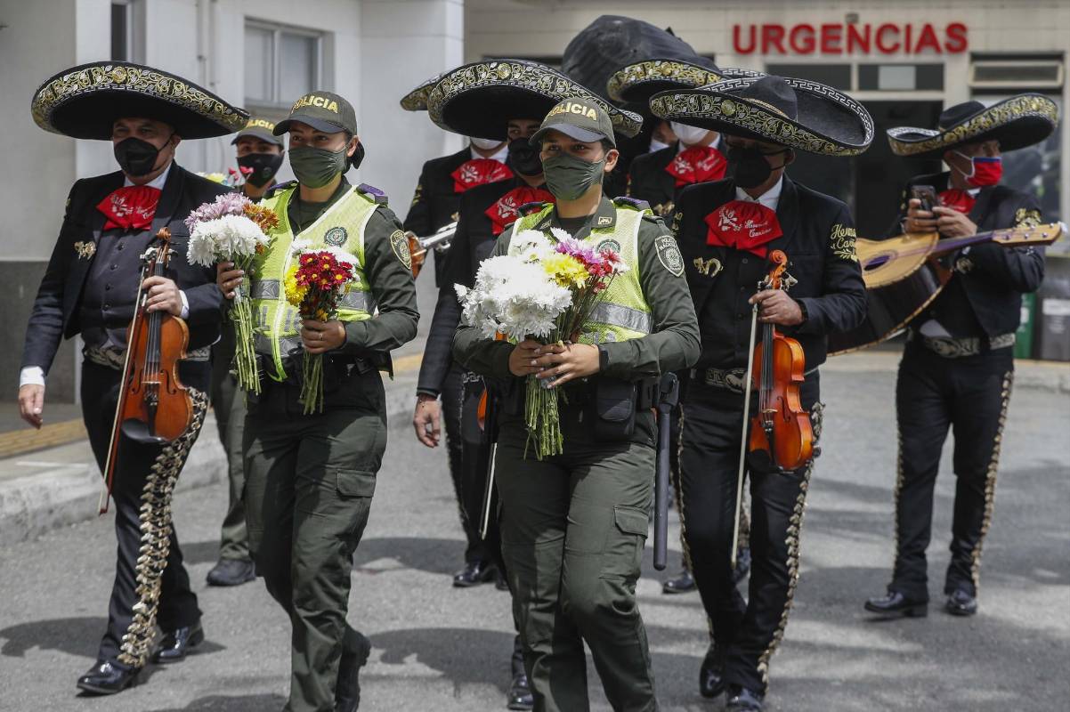 Sorprendidas quedaron las madres en la unidad intermedia la piloto del barrio Manrique de Medellín, cuando llegaron miembros de la policía Metropolitana acompañados de un conjunto de mariachis a celebrarles su día especial. Foto: Manuel Saldarriaga Quintero.