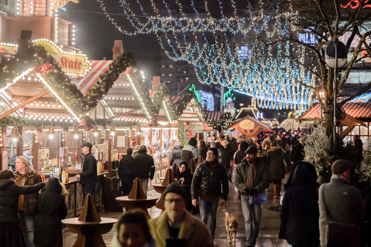 Tras los atentados en un mercado de Berlin, Alemania, la seguridad reforzó la seguridad en este sitio. FOTO AFP