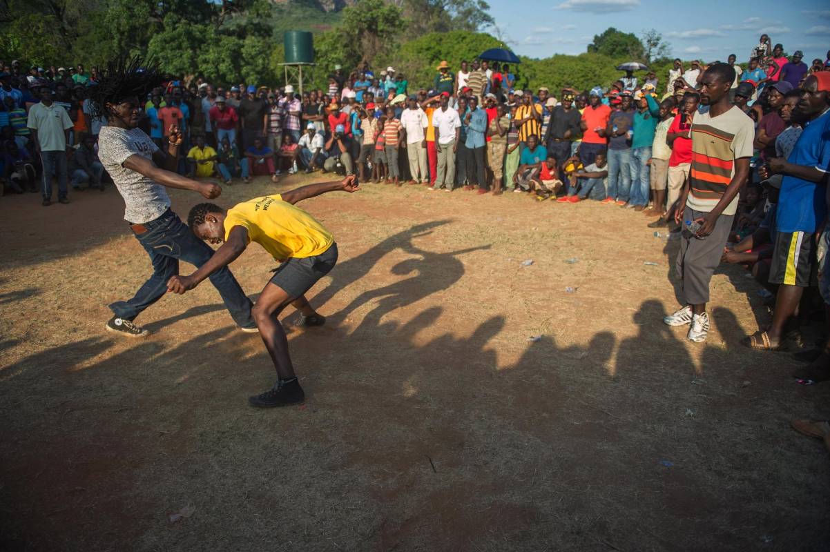 Las peleas son celebradas en la tribu Venda desde la década de 1.800, cuando se organizaba el torneo para elegir a los guerreros más valientes de la etnia. FOTO AFP