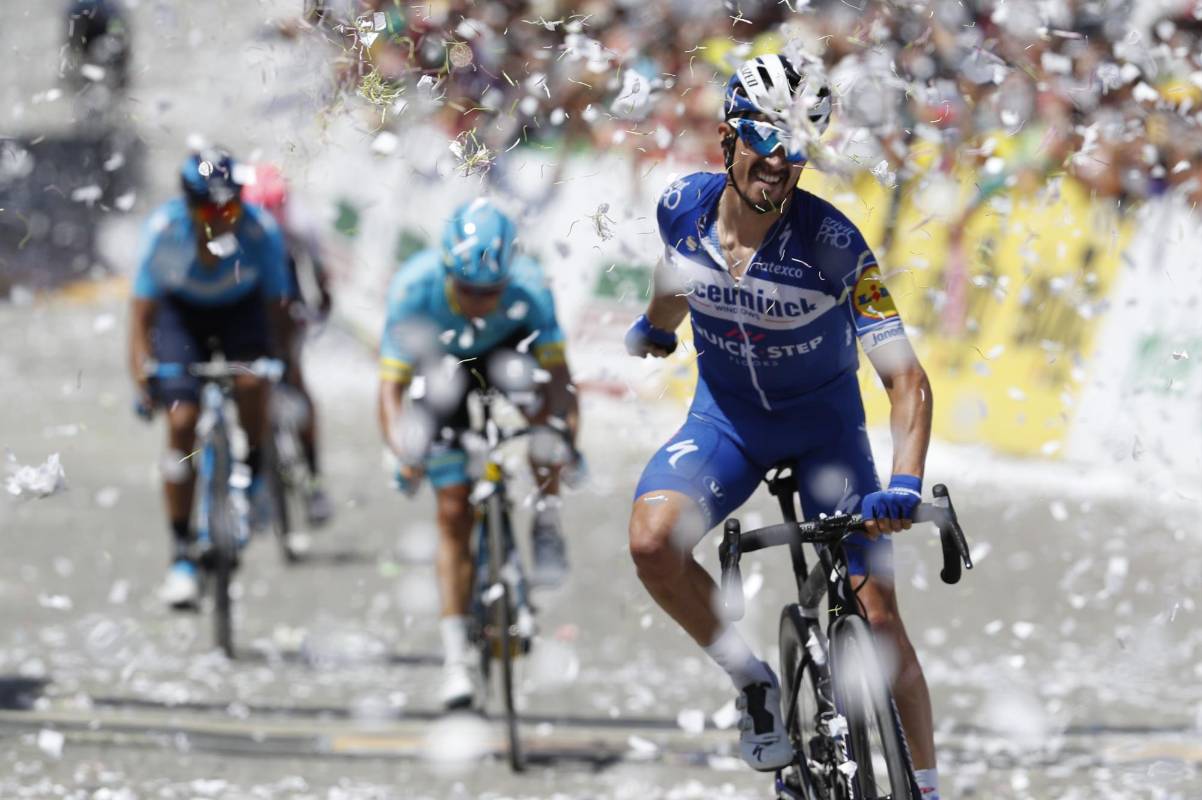 El francés Julián Alaphilippe, del Deceuninck-Quick-Step, ganó la etapa por delante de Daniel Martínez (EF-Education) e Iván Ramiro Sosa (Sky). FOTO MANUEL SALDARRIAGA 