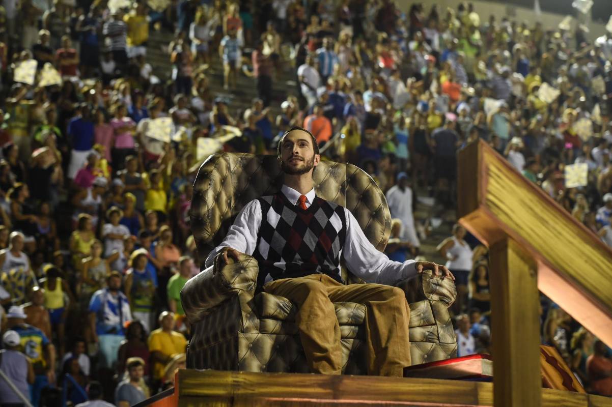 Tijuca homenajeo al fallecido director artístico del carnaval Clóvis Bornay. FOTO AFP