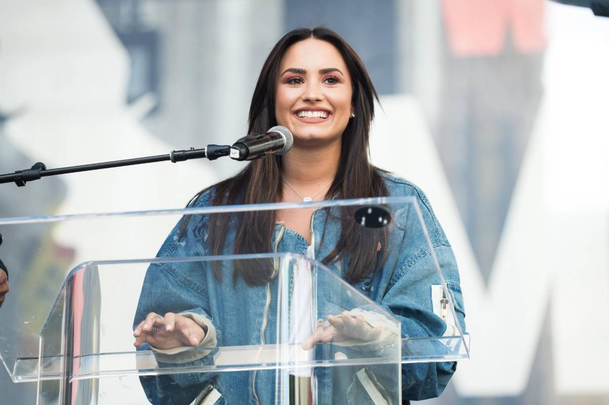 El enfoque fue sacar a relucir el récord de Trump en relación con asuntos que afectan a las mujeres, y que están incluidos en su agenda política. En la foto la cantante Demi Lovato. FOTO AFP