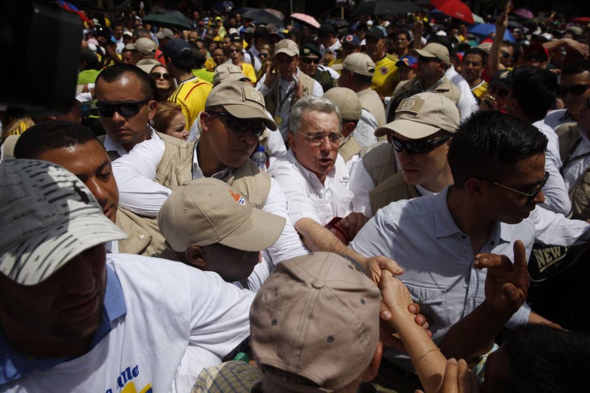 11:18 a.m. - Decenas de seguidores del expresidente Álvaro Uribe trataban de tomarse fotos con él. FOTO ESTEBAN VANEGAS
