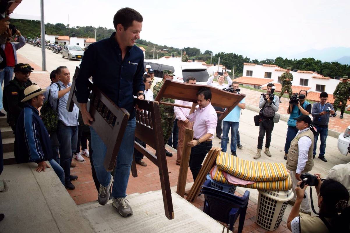 El gerente del Fondo Adaptación Iván Mustafá lideró el trasteo que se inició este sábado en la mañana. FOTO: Fondo Adaptación