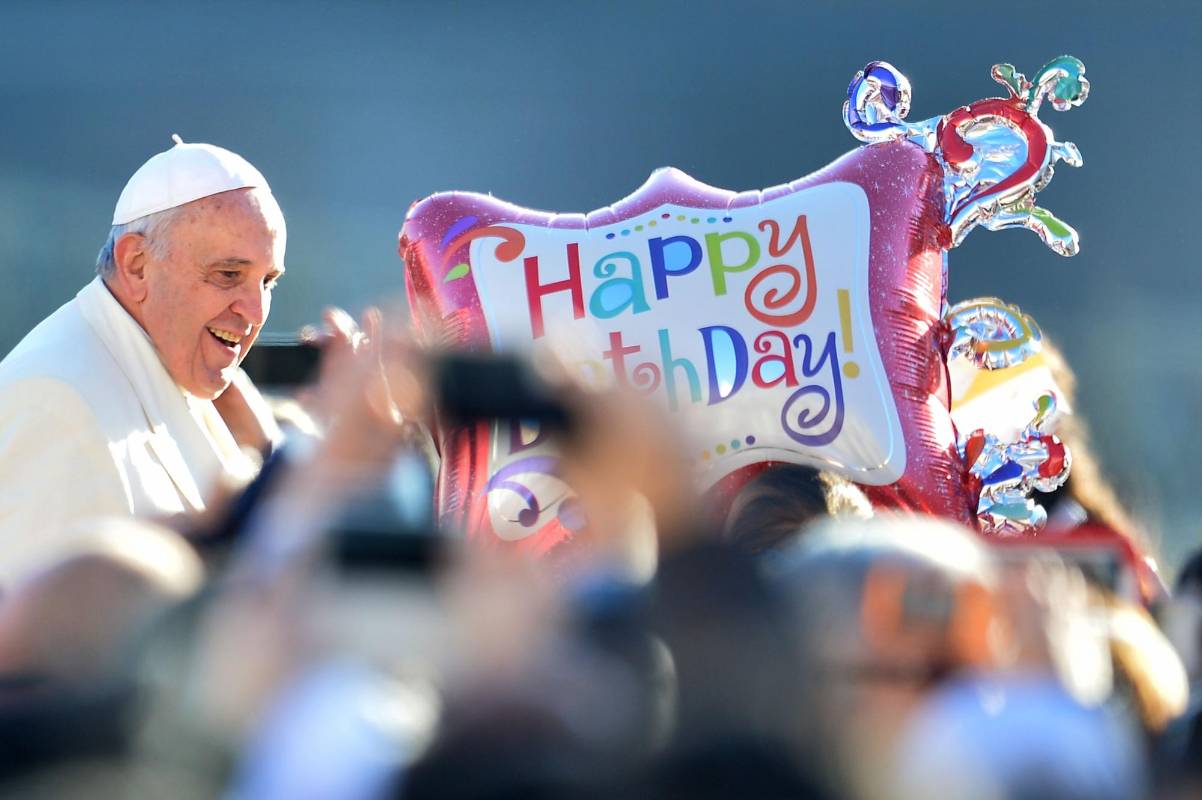 El papa Francisco cumplió este miércoles 78 años y los fieles que acudieron a la audiencia general en la Plaza de San Pedro le organizaron un cumpleaños que llevó al Vaticano el “viento de la Pampa”. FOTO AFP