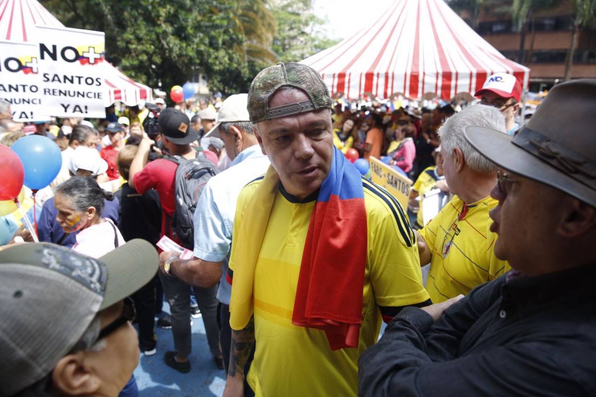 9:50 a.m. - Jhon Jairo Velásquez, alias “Popeye”, asistió a la marcha con una bandera de Colombia. FOTO ESTEBAN VANEGAS