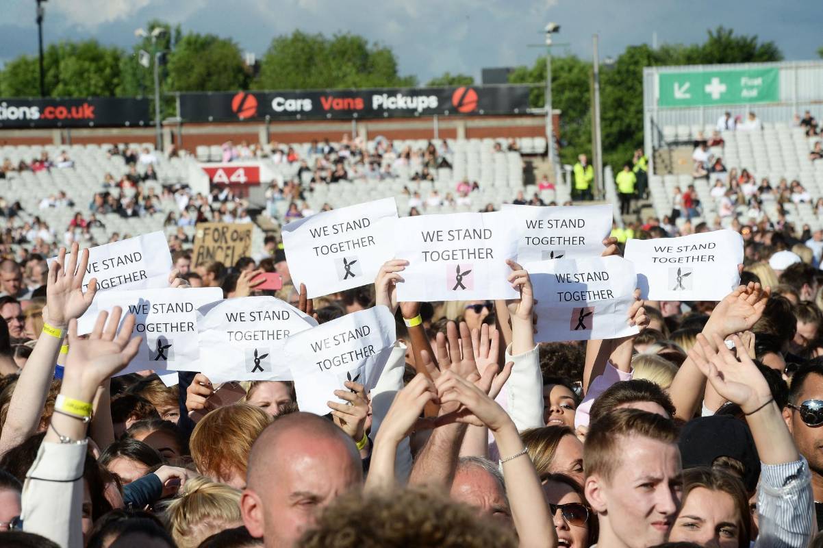 Los asistentes compartieron mensajes como este: “permanecemos juntos”. FOTO Reuters