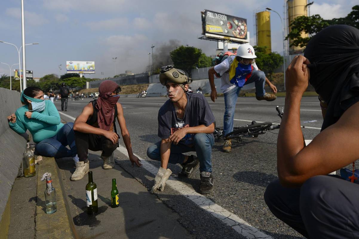Jóvenes opositores prepararon bombas incendiarias para atacar al gobierno de Maduro. FOTO: AFP