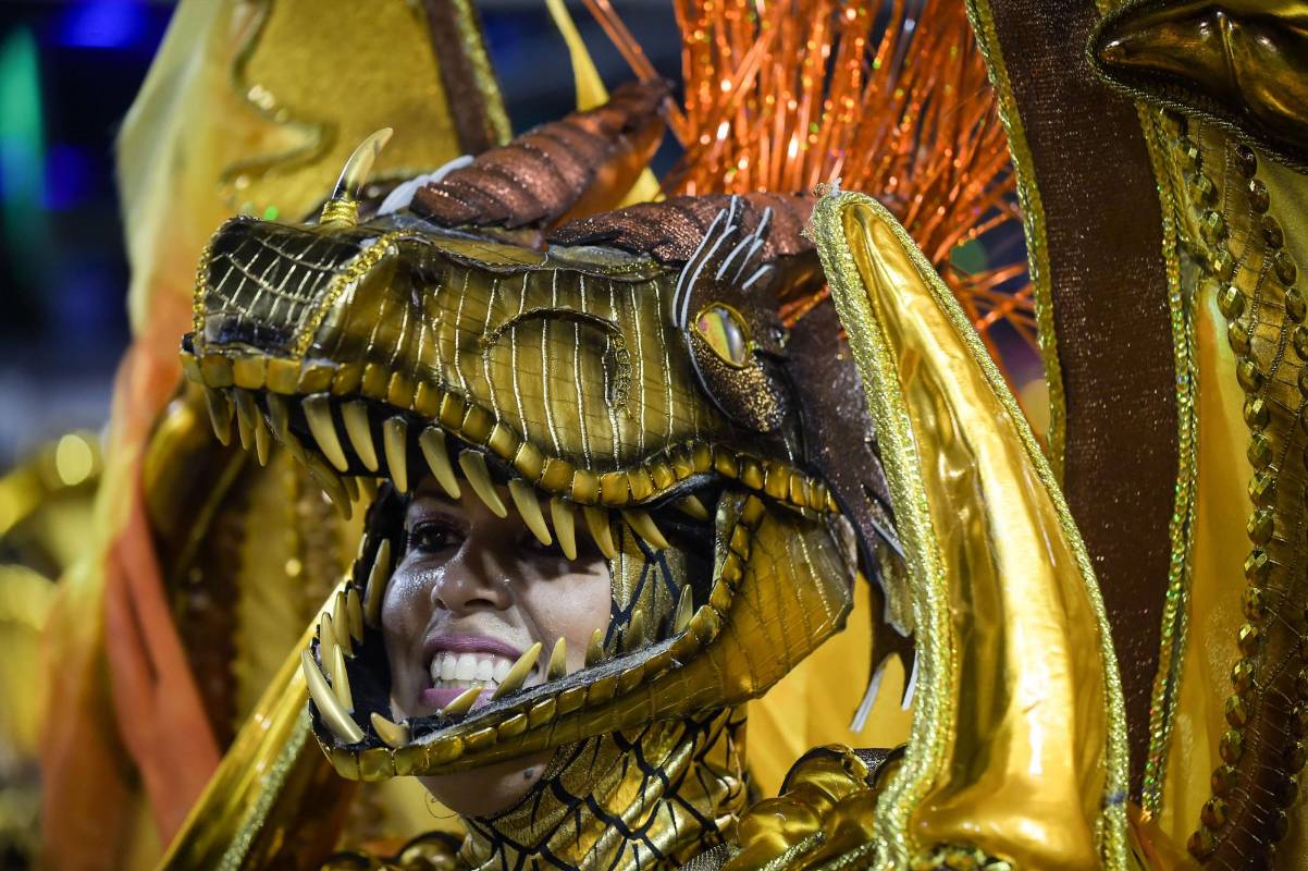 Fueron utilizadas aproximadamente 2.000 toneladas de material que sería o ha sido basura en trajes para los 1.200 miembros de la escuela de samba Petizes da Penha. FOTO AFP