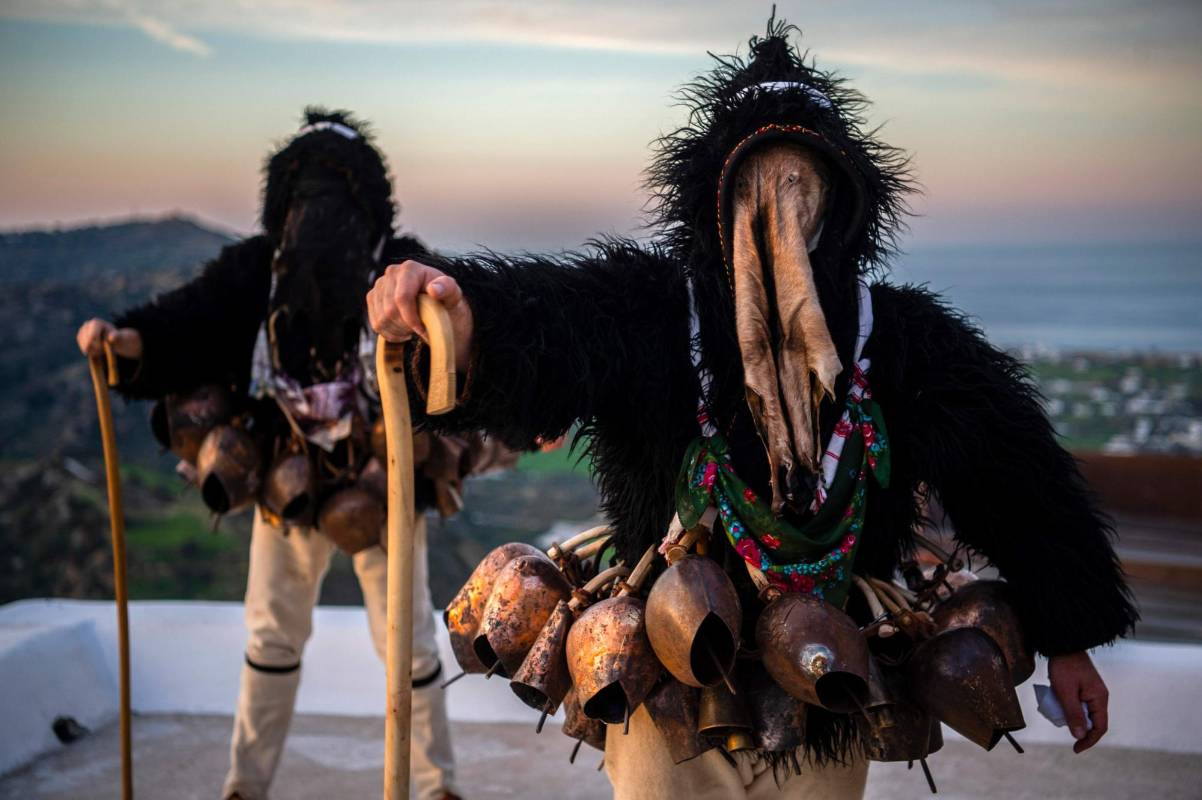 Los hombres vestidos con trajes de “Anciano” participan en el Carnaval de Skyrian, en la isla de Skyros, al noreste de Atenas. Foto: Angelos Tzortzinis / AFP 