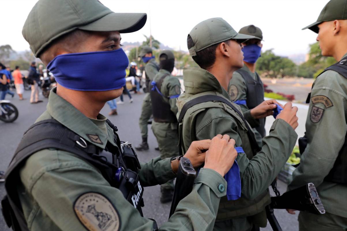 Cerca de 40 militares dieron su apoyo desde la madrugada a la oposición. FOTO: Reuters