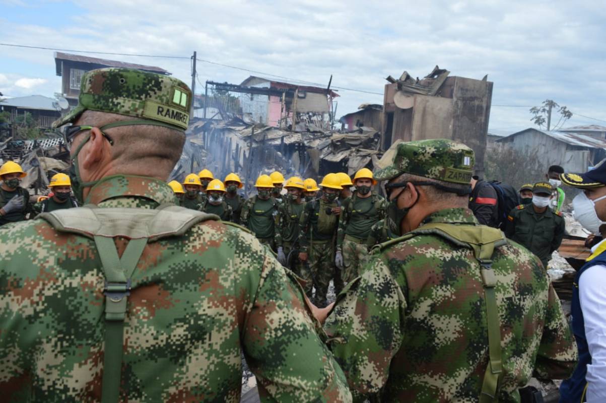 Así fue el voraz incendio en el municipio de Riosucio, Chocó y que dejó 72 viviendas afectadas, 320 personas damnificadas y muertas a una niña de 8 años y una mujer de 25. FOTO SÉPTIMA DIVISIÓN EJÉRCITO