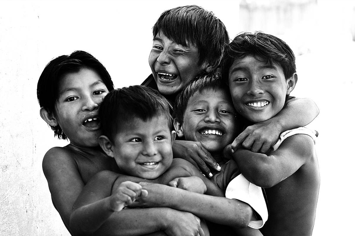 Una fotografía en blanco y negro probablemente llame más la atención que una en color, pues el color nos parece más cotidiano, más normal, mientras que el duotono nos acerca más al cine, a la escenificación, al arte en general. Foto: Julio César Herrera.