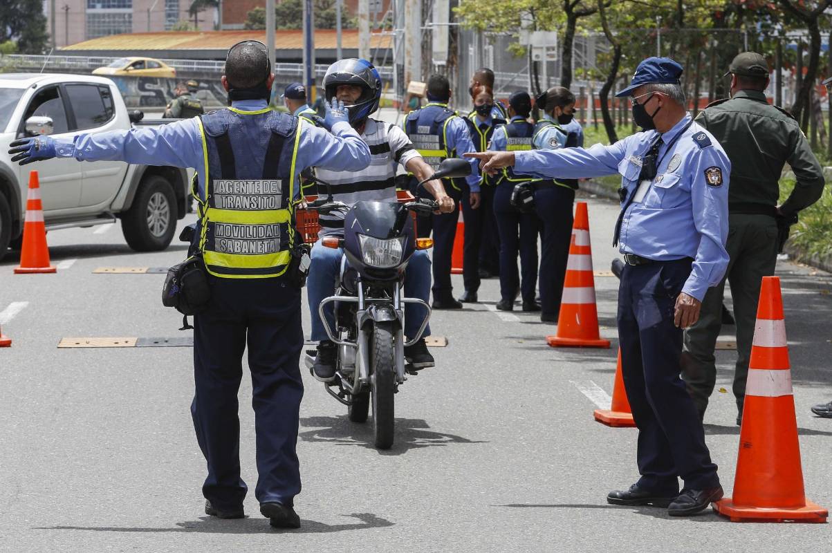 Así se veían las vías del municipio de Sabaneta, en el sur del Valle del Aburrá, este fin de semana de cuarentena total. Algunas personas salieron a las calles haciendo caso omiso a las restricciones y fueron sancionadas con una multa de $936.320. FOTOS MANUEL SALDARRIAGA QUINTERO