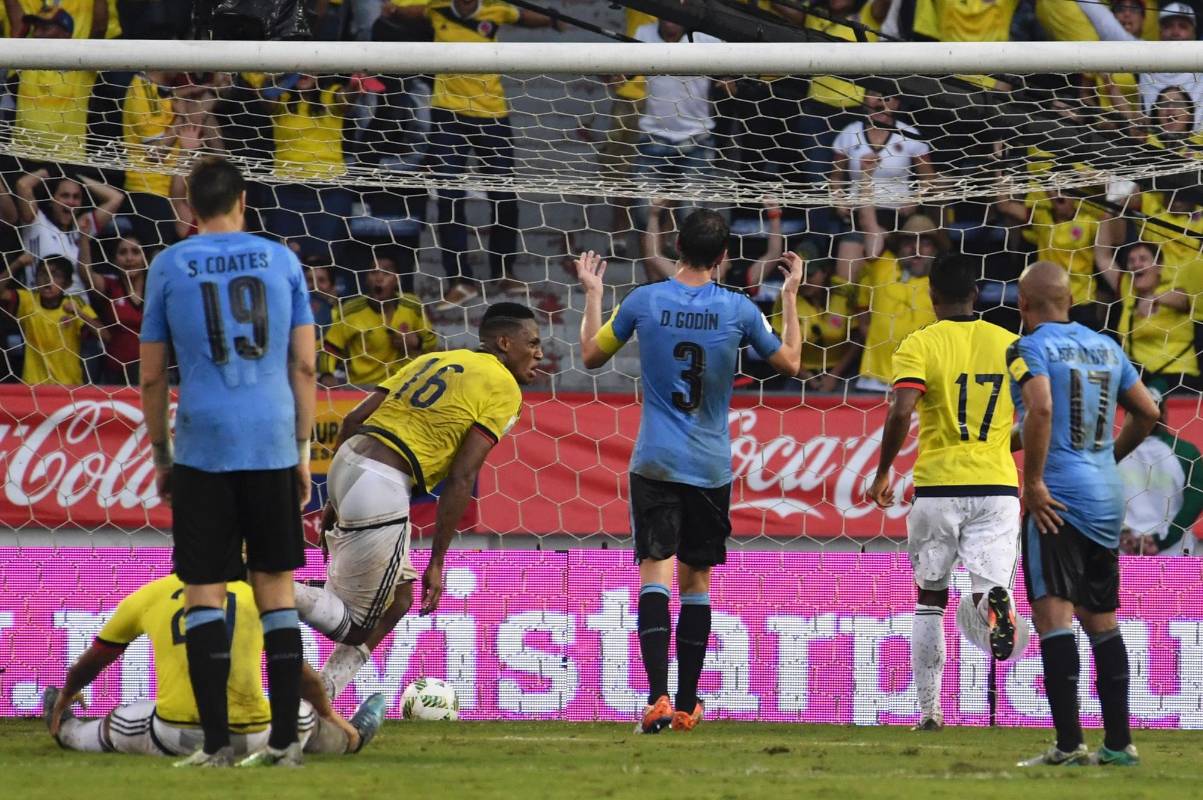 En el minuto 84 Yerry Mina marcó su primer gol en eliminatorias lo que significó el empate ante Uruguay. FOTO AFP