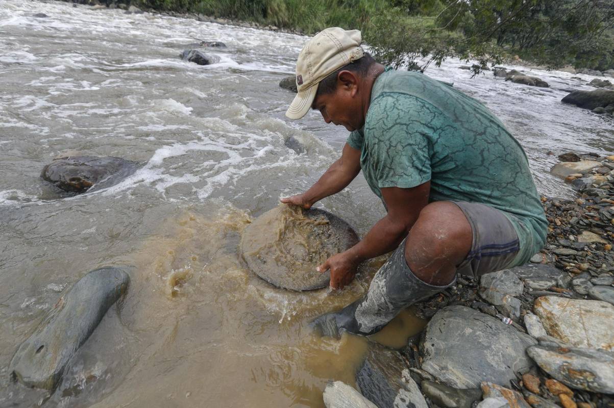 A orillas del río Medellín, en el municipio de Barbosa, algunas personas extraen de forma artesanal el mineral que les da el sustento para ellos y sus familias en esta época de crisis económica por el Covid - 19. Foto: Manuel Saldarriaga Quintero.