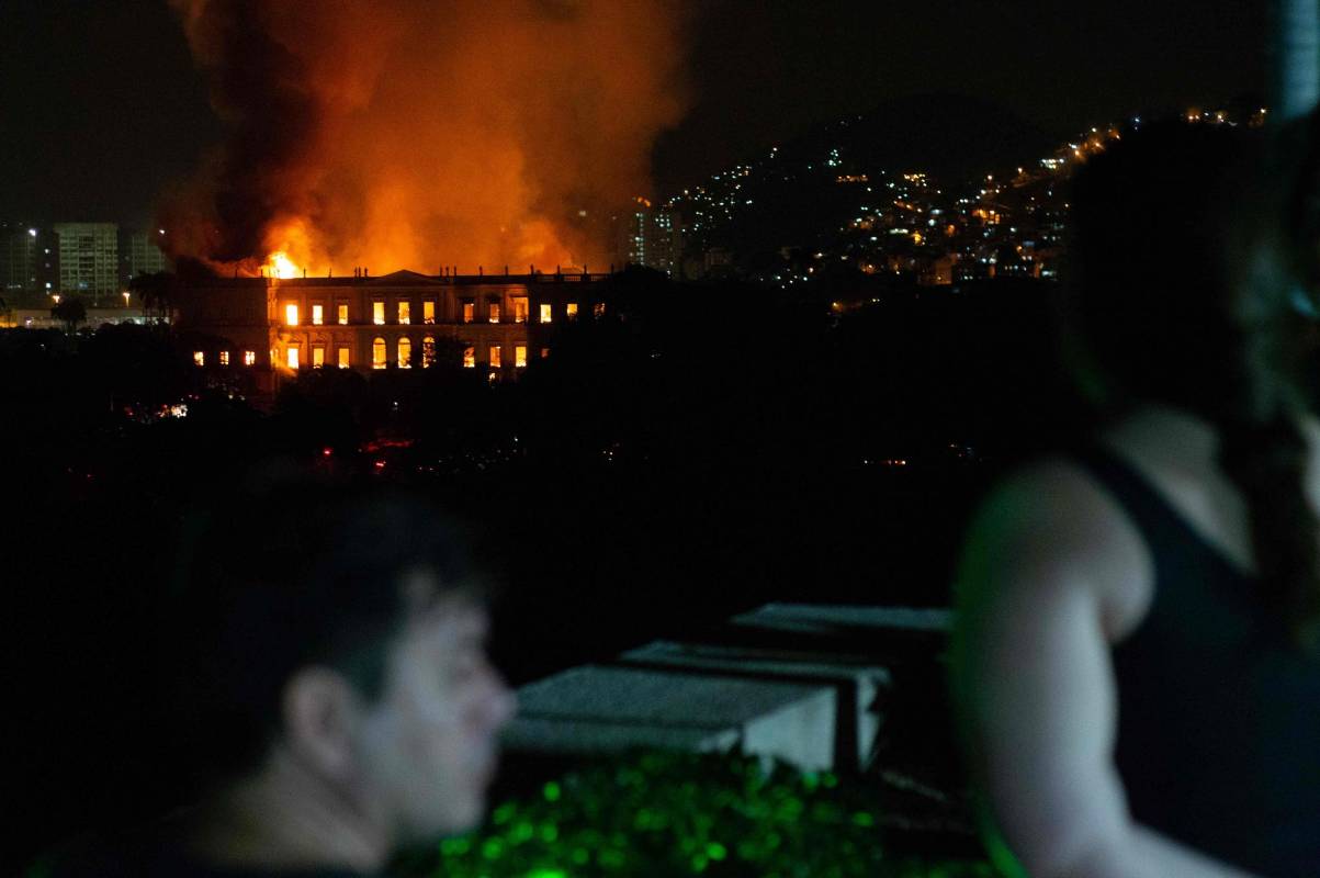 Mientras las llamas iban consumiendo las dependencias de esta joya de la cultura brasileña ubicada cerca del estadio Maracaná, la pena se mezclaba con la indignación de investigadores, profesores y alumnos de la universidad. FOTO AFP